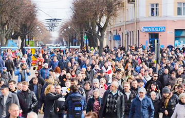 Сотни брестчан вышли на марш в центре города