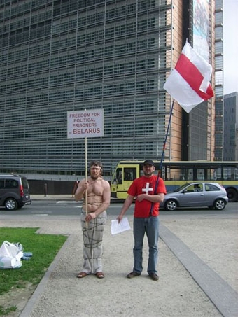 Белорусы пикетировали здание Еврокомиссии в Брюсселе (Фото)