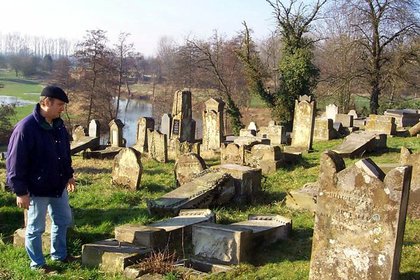 Во Франции осквернили еврейское кладбище