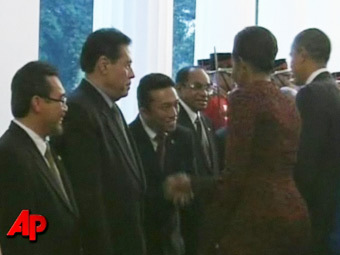 Индонезийский министр  удивил страну рукопожатием с Мишель Обамой