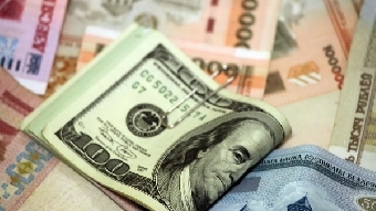 Курс национальной валюты остался неизменным к российскому рублю, снизился к доллару