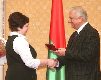 Мясникович вручил почетные грамоты Совета Министров заслуженным людям страны