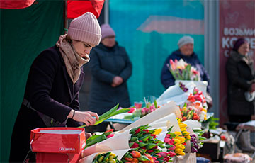 Фотофакт: На улицы Минска вышли сотни продавцов тюльпанов