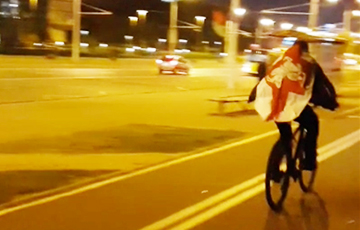 В центре Минска прошел велопробег под бело-красно-белыми флагами
