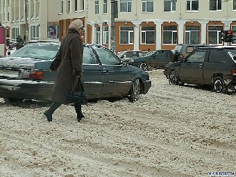 Более 330 тыс.т песко-соляной смеси высыпано на республиканских дорогах Беларуси с начала зимы