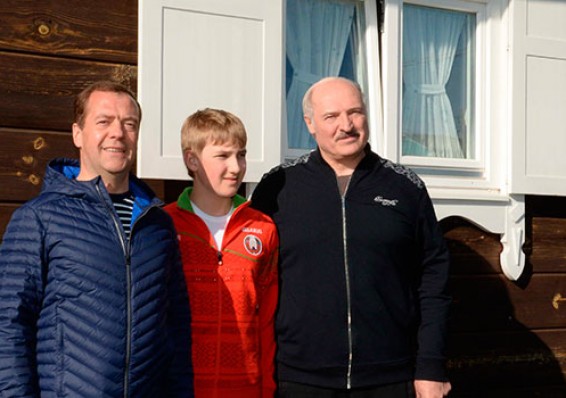 Лукашенко показал Медведеву сына Колю и свой родной дом в Александрии