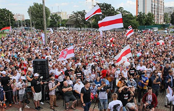 В Могилеве люди собираются на площади возле ТЦ «Атриум»