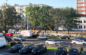 С самого утра медики стали в цепь солидарности на Партизанском проспекте в Минске