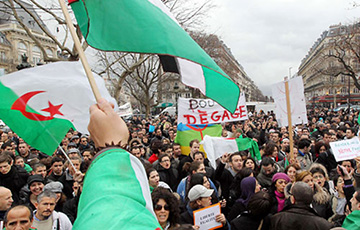 В Алжире тысячи демонстрантов призвали бойкотировать выборы президента
