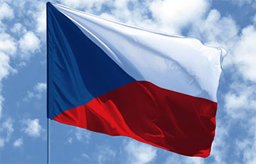 Самолет с первой группой российских дипломатов вылетел из Чехии в РФ