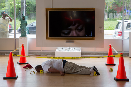 Отца убитого полицейским в США подростка возмутила изображавшая сына инсталляция