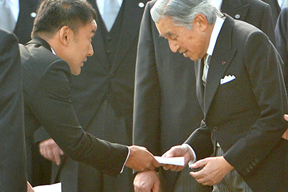 Потревожившему императора японскому депутату прислали конверт с ножом