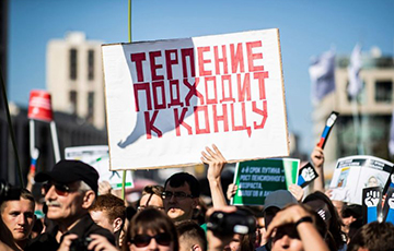«Терпение подходит к концу»: мощные кадры с антипутинского митинга в Москве
