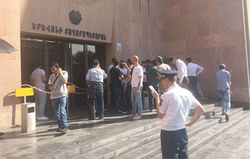 Демонстранты заблокировали главный вход в мэрию Еревана