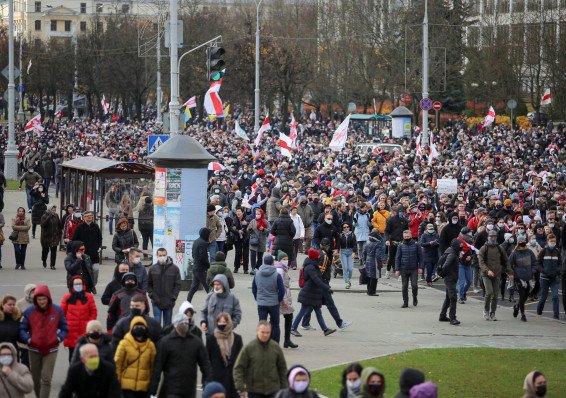 Опрос: Белорусы готовы протестовать хоть год и не боятся суток и штрафов