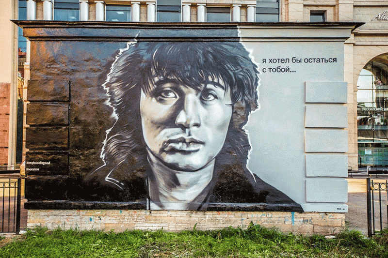 Белорусы нарисовали портрет Цоя на здании в Санкт-Петербурге