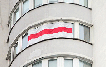 Как минчанин дважды не дал снять национальный флаг с балкона