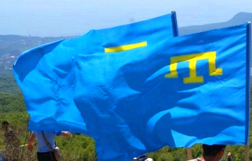 Крымские татары вывешивают черный и национальный флаги