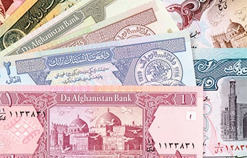 Курс афганской валюты рухнул вдвое после прихода талибов