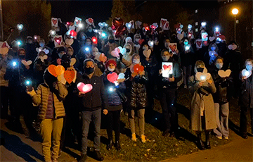 Родители минских гимназистов вышли на массовую акцию с фонариками