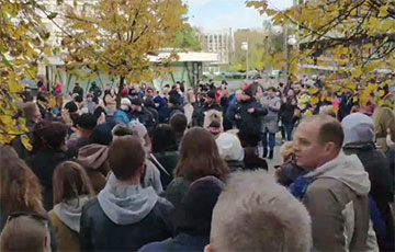 Брестчане собрались в центре города и скандируют «Жыве Беларусь!»
