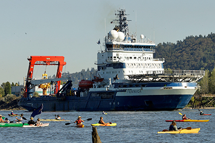 Задержанный активистами Greenpeace ледокол Shell отправился в Арктику