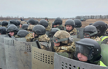 Украинские пограничники учились отбивать прорыв мигрантов через границу