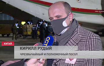 Фотофакт: Посол Беларуси в Китае Рудый вернулся в страну в двух масках