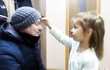 Юная белоруска благословляет отца идти на Марш: трогательное видео
