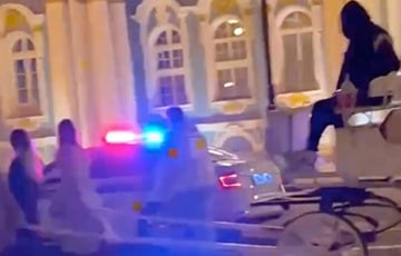 В Санкт-Петербурге трех девушек запрягли в карету