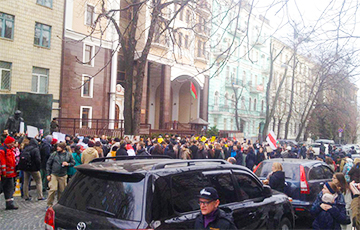 Около сотни украинцев вышли на акцию протеста у посольства Беларуси