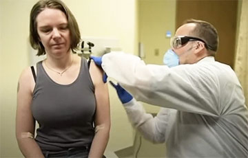 Первый в мире испытатель вакцины от COVID-19 сообщила о перенесенных ощущениях