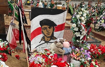 Белорусы несут белые и красные цветы к могиле героя Беларуси Романа Бондаренко