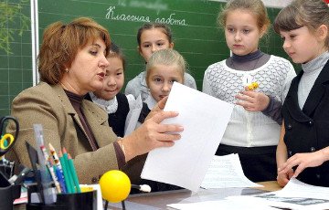 Лукашенко хочет, чтобы учителя дольше задерживались на работе