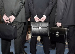 «Бедным» чиновникам резко повысили зарплаты