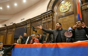 В Ереване протестующие захватили здание парламента