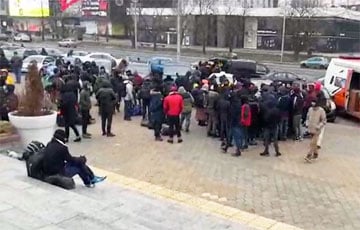 Видеофакт: Толпы мигрантов в самом центре Минска