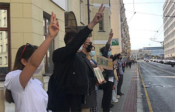 Студенты БГУ выстроились в цепи солидарности в центре Минска