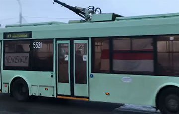 По Минску ездит троллейбус с огромным бело-красно-белым флагом