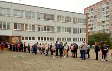 В Минске дети выстраиваются в очередь, чтобы попасть в школу