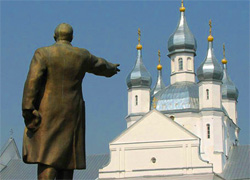 В Слониме демонтировали памятник Ленину