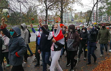 «Жыве Беларусь!»: По Витебску идет колонна протестующих