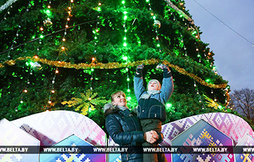 Огни на новогодних елках Минска включат сегодня