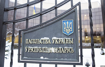 Посольство Украины в Беларуси остановило консульский прием