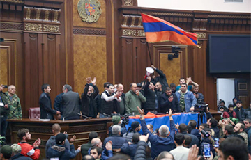 Массовые волнения в Ереване: Пашинян пообещал через неделю объяснить свои действия