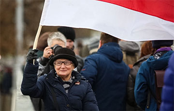 Нина Багинская гуляет в центре Минска с бело-красно-белым флагом