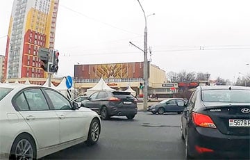 В Минске  BMW выехал на встречную, а затем попытался вклиниться между поворачивающими авто