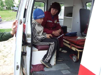 Восьмилетнего ребенка сняли с кронштейна спутниковой антенны на многоэтажке в Гродно