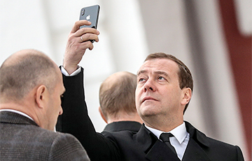 После отставки Медведев отписался от аккаунта правительства в Instagram