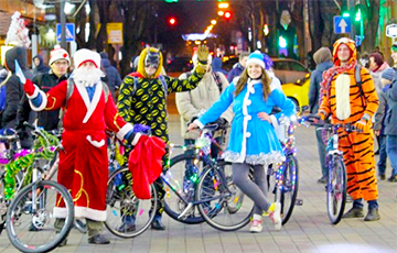 По Бресту Дед Мороз ездит на велосипеде